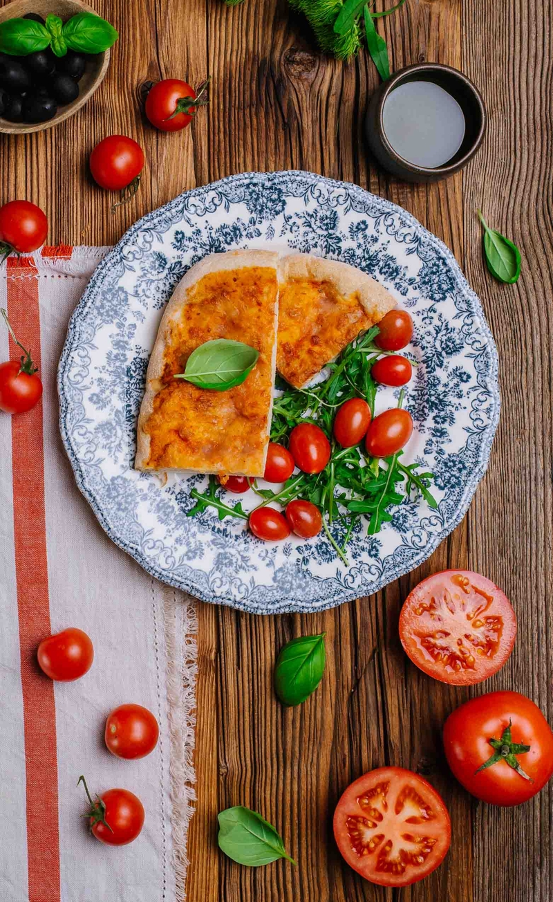 Pinsa z pomidorami pelati, Mozzarella Fior di Latte, oliwa bazyliowa