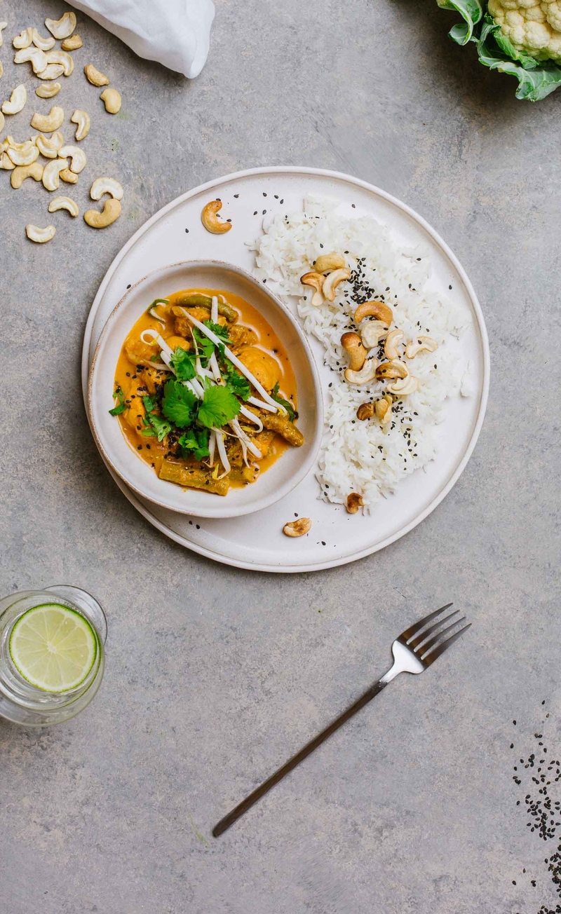Czerwone curry z kalafiorem, fasolką szparagową i zieloną soczewicą, ryż jaśminowy  z nerkowcami