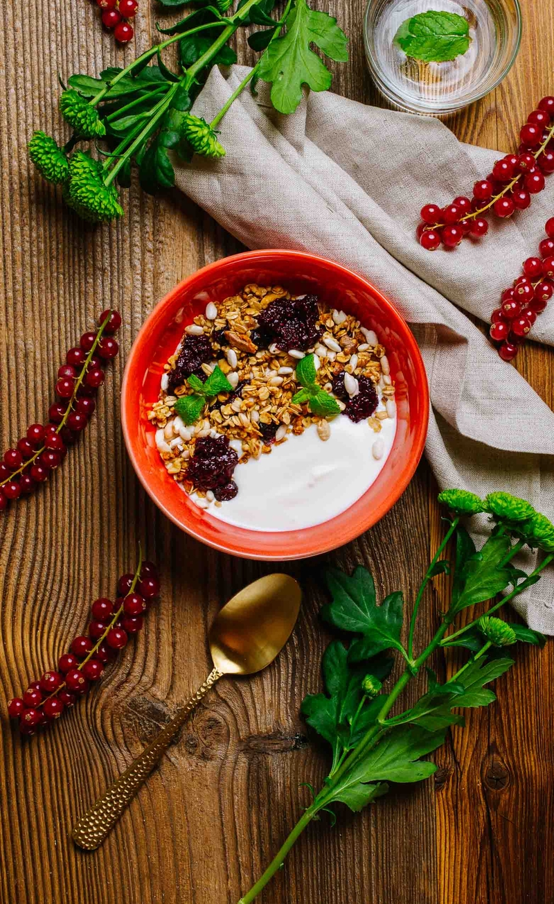 Granola z preparowanym ryżem i żurawiną, jogurt waniliowy, konfitura porzeczkowa