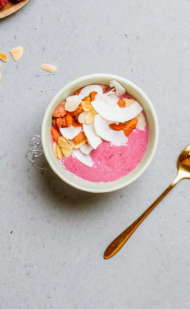 Proteinowy smoothie bowl owoce leśne