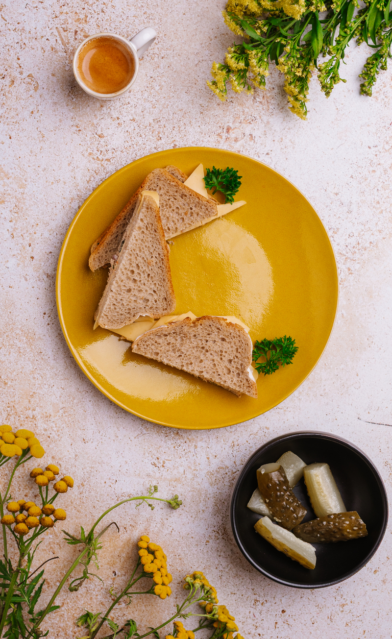Kanapka żytnia tuna melt z pikantną pastą z tuńczyka i serem cheddar, ogórki kiszone