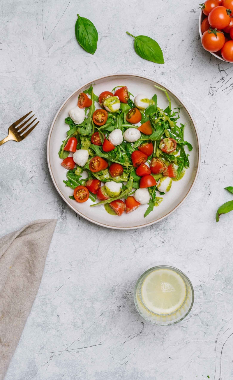 Sałatka z mini mozzarellą, pomidorkami, rukolą i pesto bazyliowym