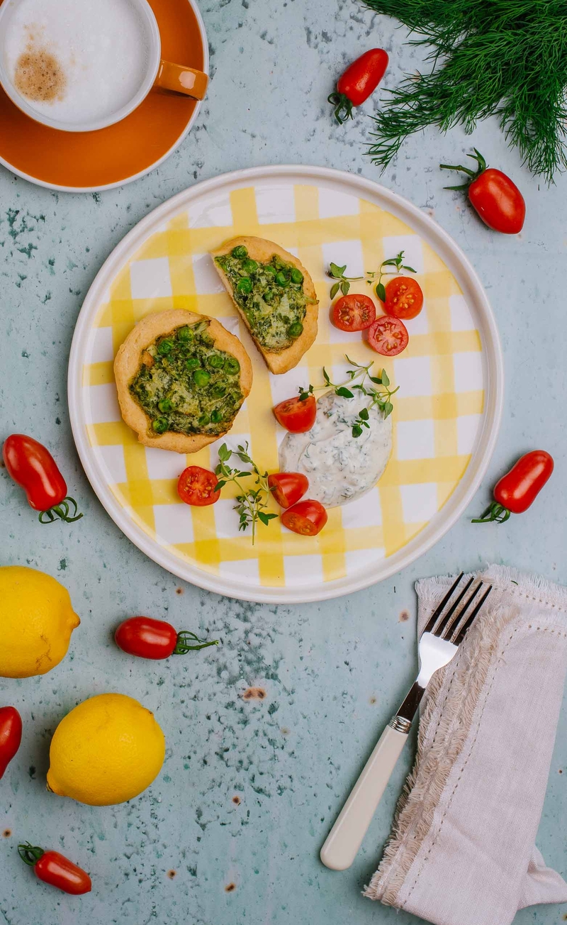 Wytrawna tarta na kruchym spodzie z zielonymi warzywami, dip ziołowy, pomidorki daktylowe