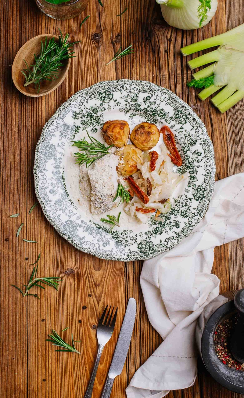 Filet z dorsza w sosie z pieczonego czosnku z cytryną, ziemniaki z rozmarynem, włoska surówka z koprem włoskim, rodzynkami i parmezanem
