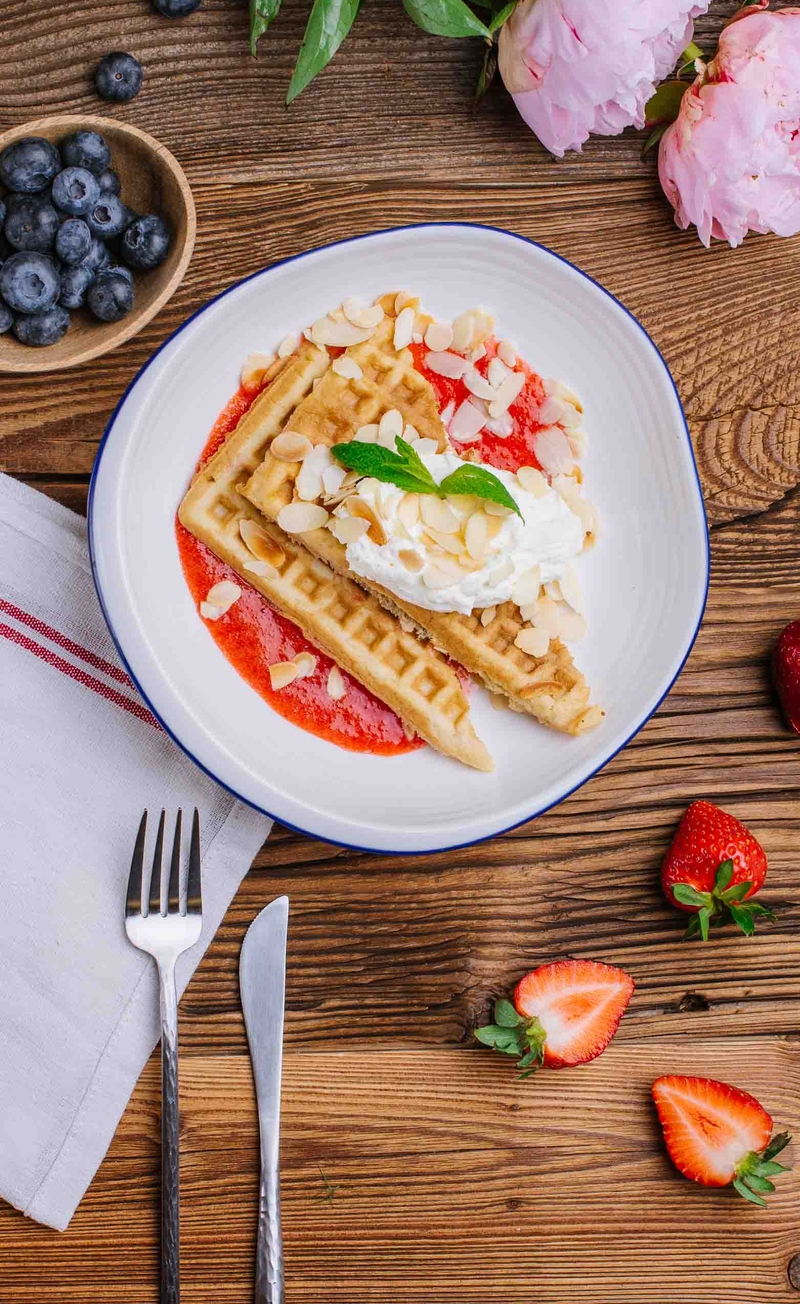 Keto gofry z kremem mascarpone, mus z owoców leśnych