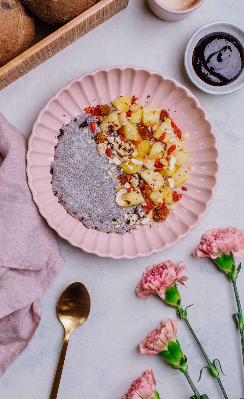 Kokosowy pudding chia z superfoods: miechunką peruwiańską, goji, acai i orzechami nerkowca, sos jagodowy, ananas