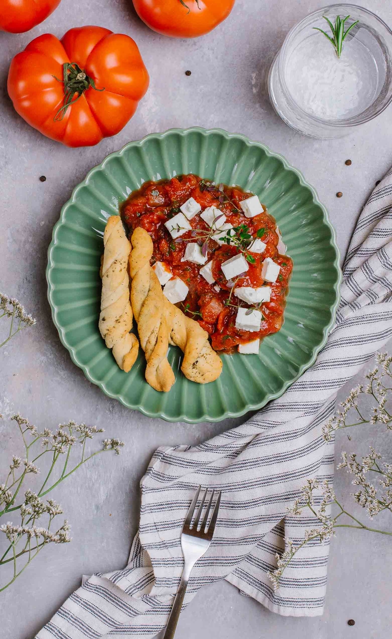 Saganaki: ser feta w pomidorach ze świeżym tymiankiem, drożdżowe paluchy