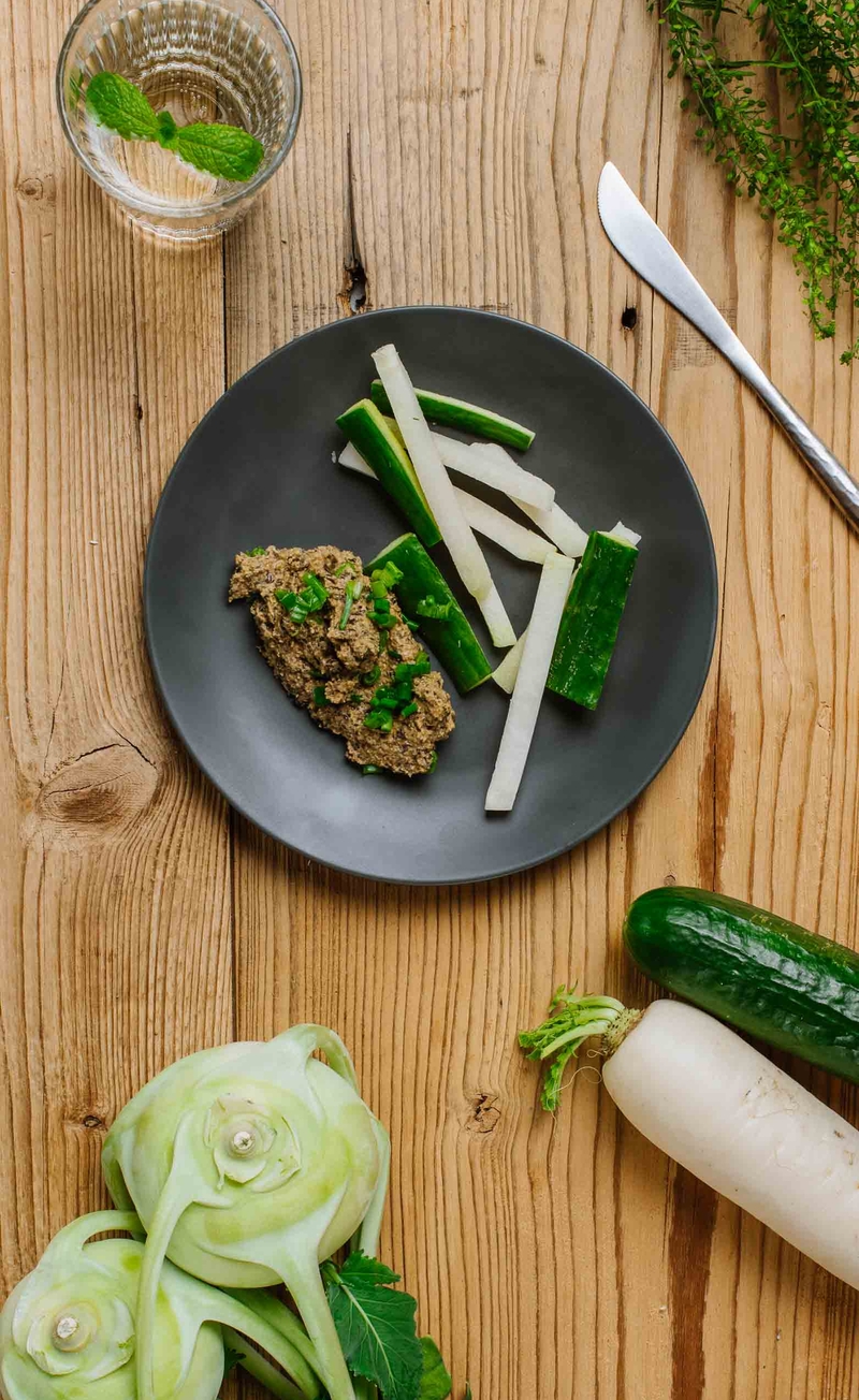 Keto pasta z wątróbki i jajek, słupki kalarepy i ogórka