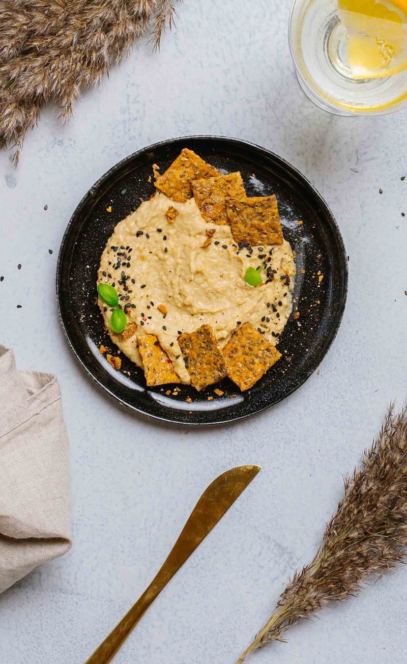 Hummus miso, krakersy orkiszowe