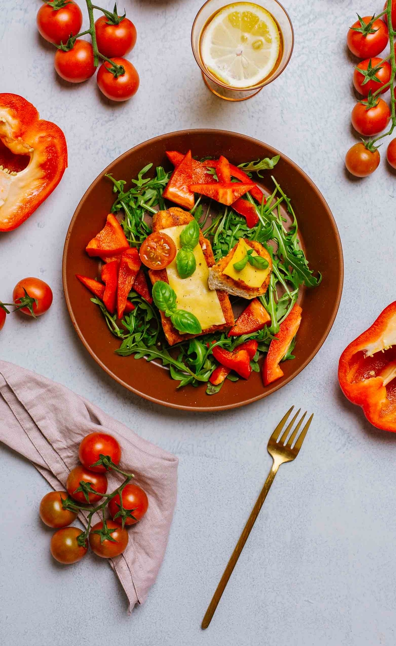 Grzanki z pomidorowym pesto i wegańskim serem, rukola z papryką