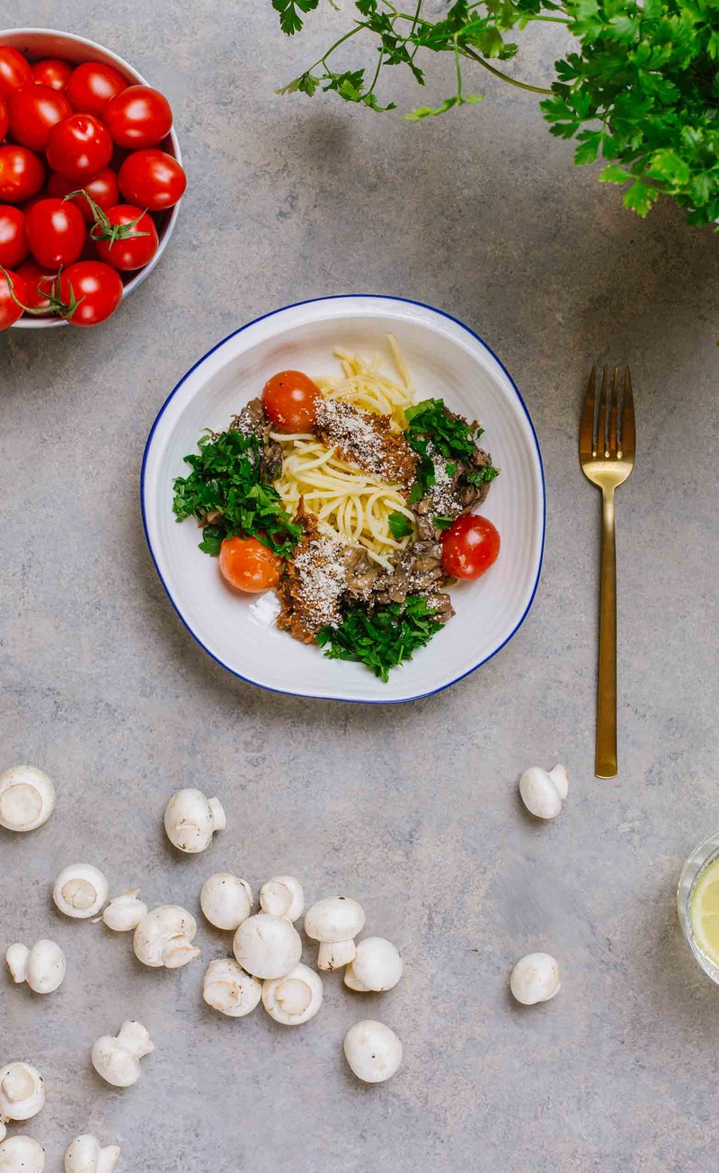 Spaghetti bezglutenowe z szynką dojrzewającą, pieczonymi pomidorkami i pieczarkami z natką pietruszki
