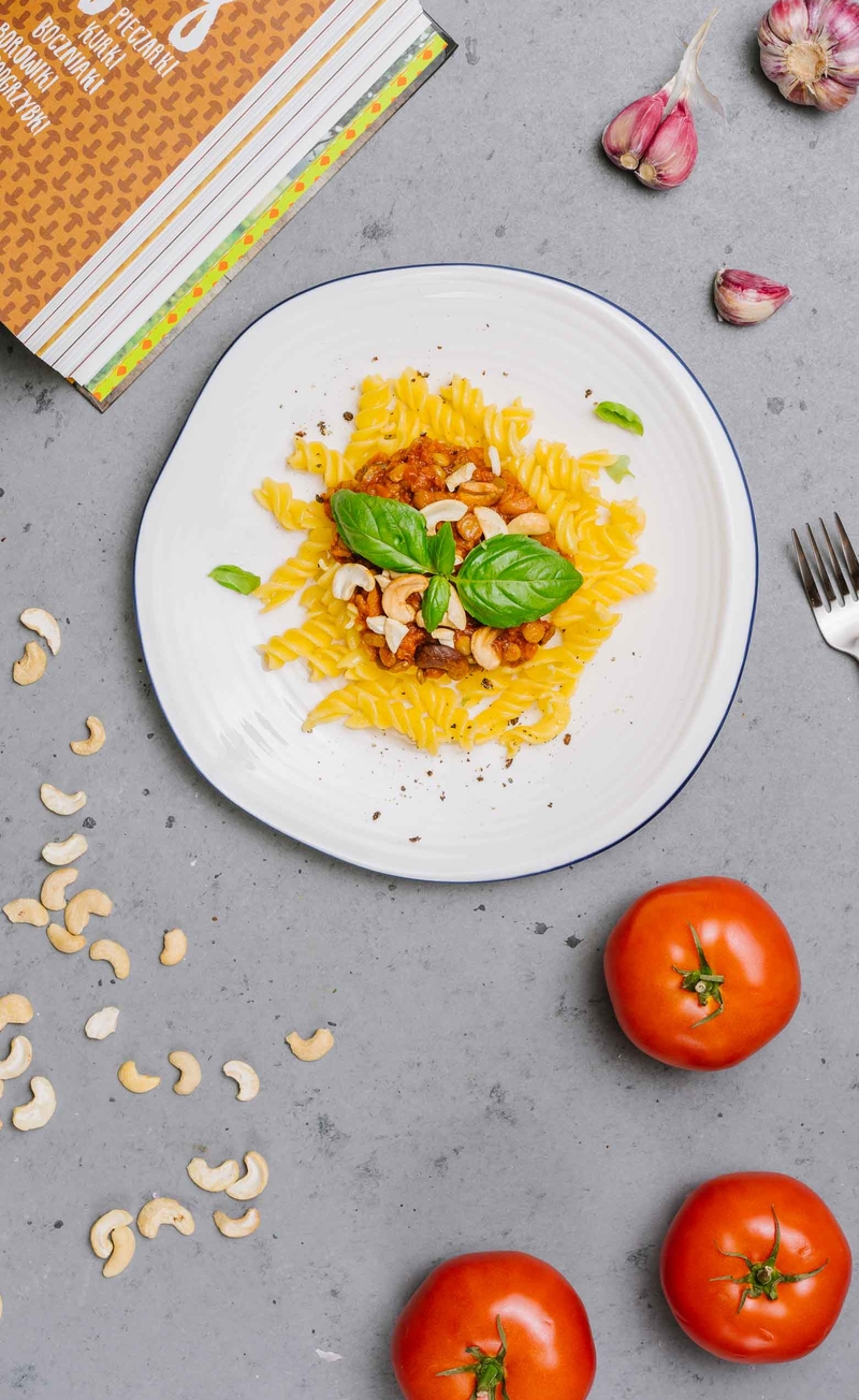 Bolognese z soczewicą i pieczarkami, makaron bezglutenowy z orzechami nerkowca