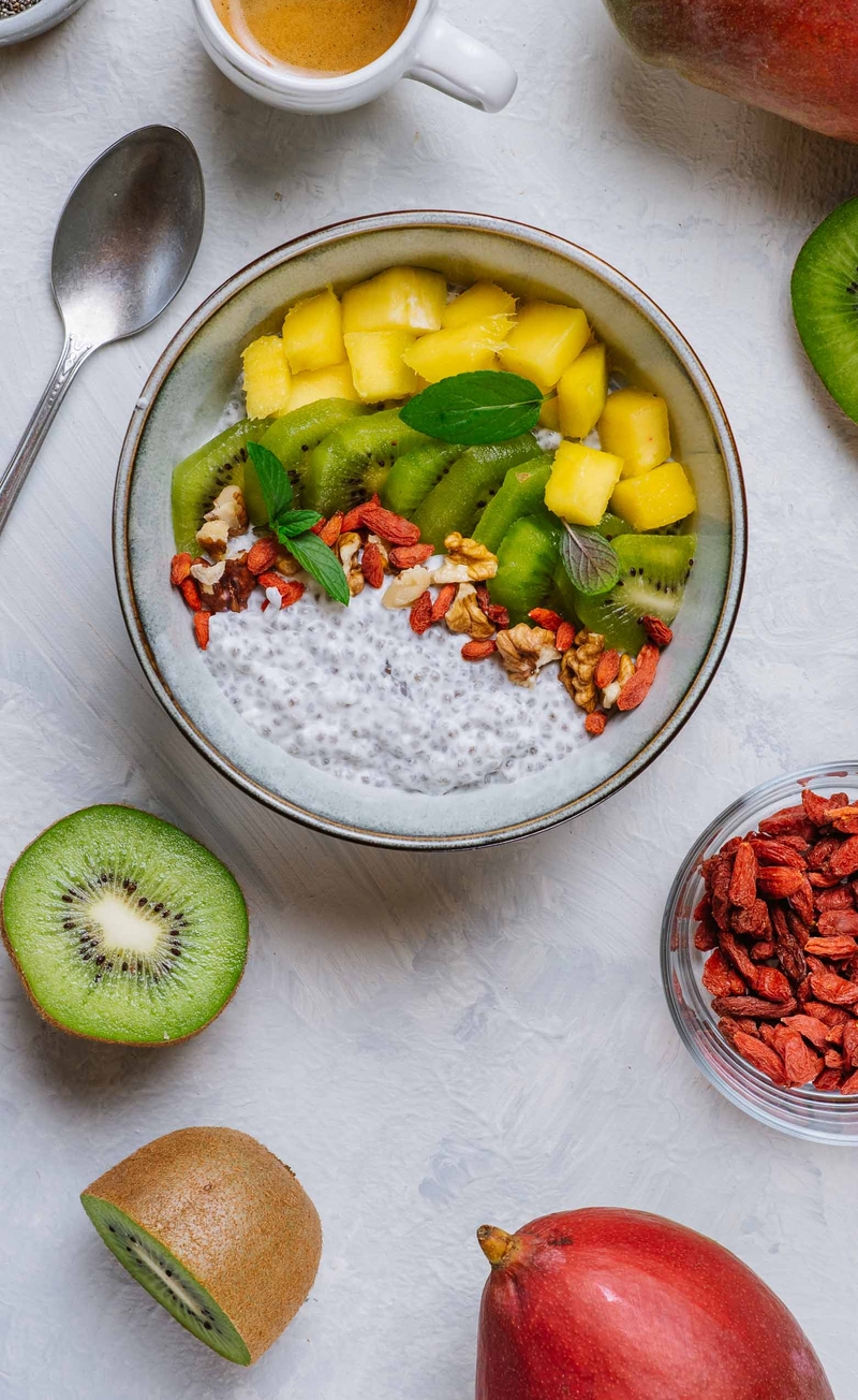 Kokosowy pudding chia z nasionami goji i orzechami włoskimi, mango, kiwi