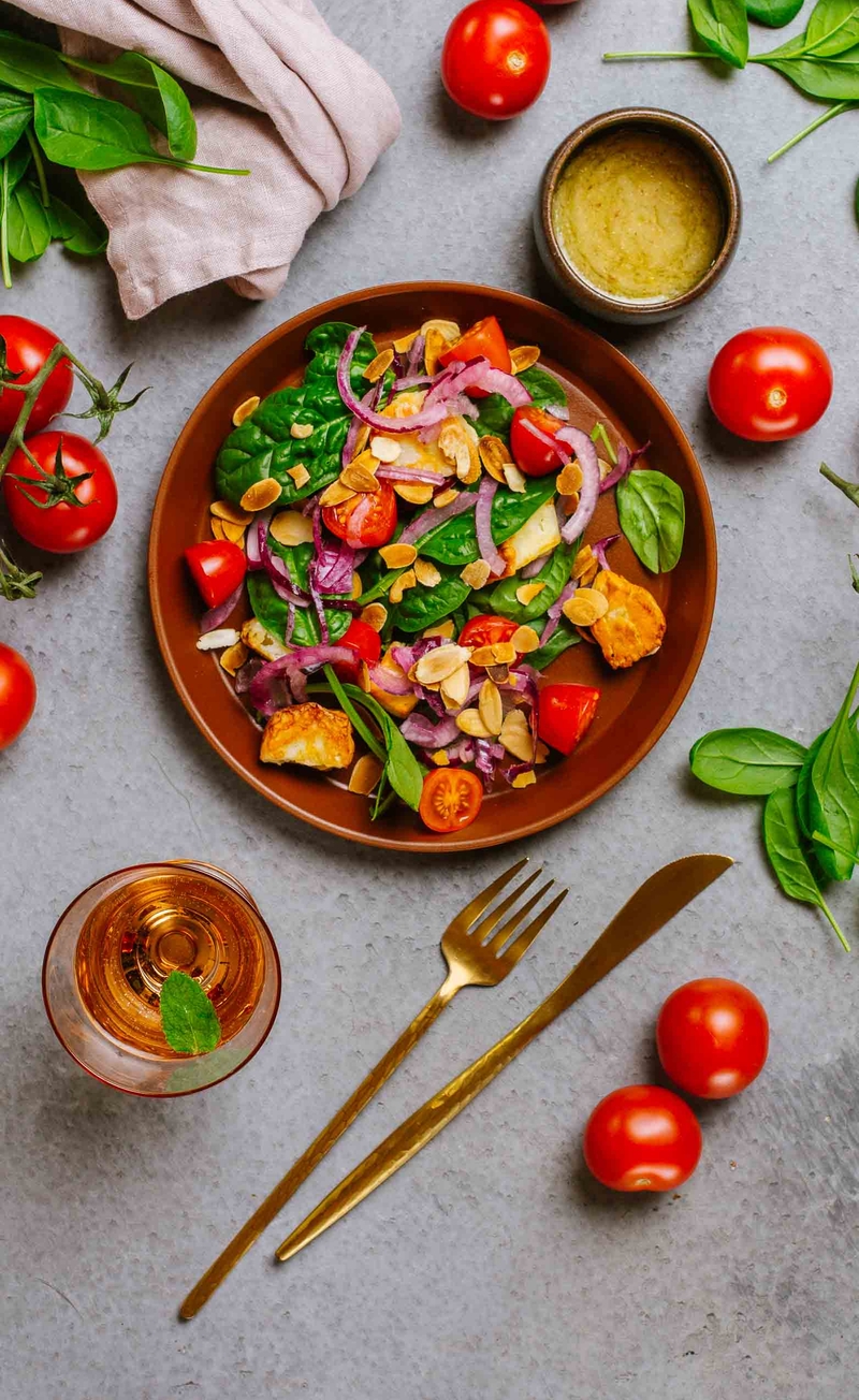 Keto sałatka z grillowanym serem halloumi, pomidorkami i prażonymi migdałami, szpinakiem, czerwoną cebulą, sos winegret