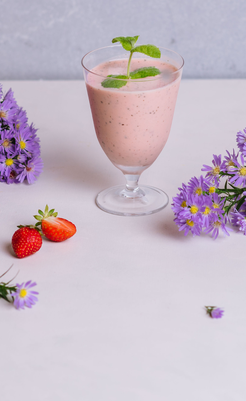Koktajl: truskawka, mango, mięta, jogurt naturalny