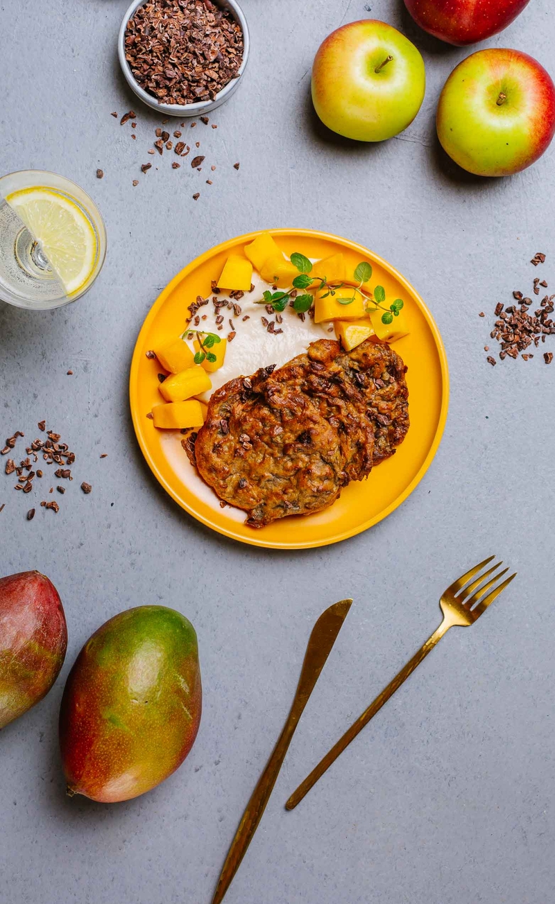 Chocolate chip pancakes z kokosowym jogurtem brzoskwiniowym, mango