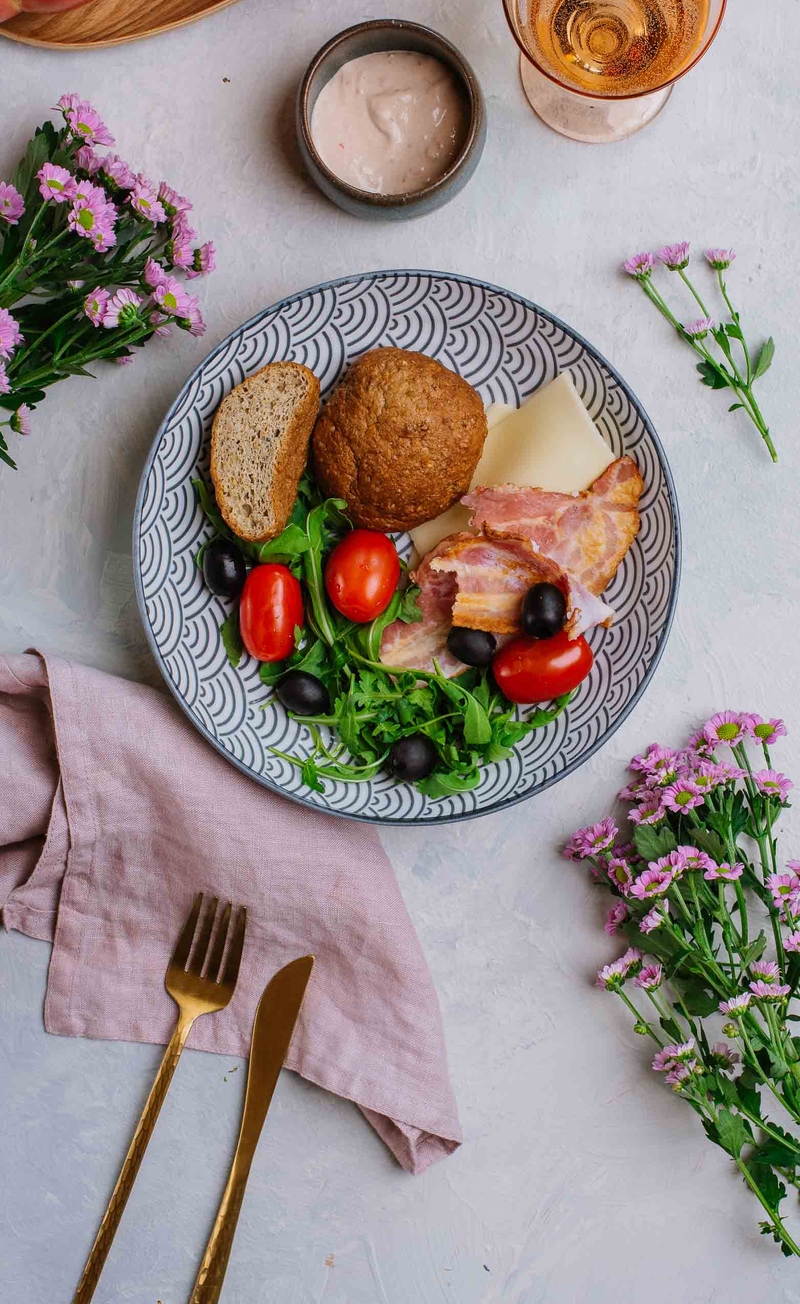 Keto bułeczka z keczonezem, żółtym serem i bekonem, rukola z pomidorkami i oliwkami