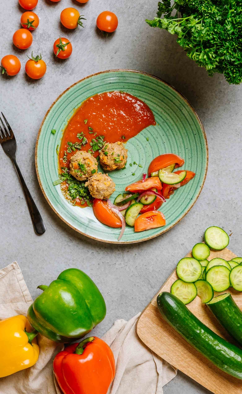 Kotlety wieprzowe z chorizo, keto sos paprykowy, sałatka z pomidorów, ogórków i czerwonej cebuli