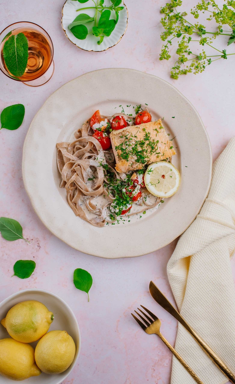 Filet łososia w sosie z oregano, cytryną i pieczonym czosnkiem, orkiszowe tagliatelle, pieczone pomidorki