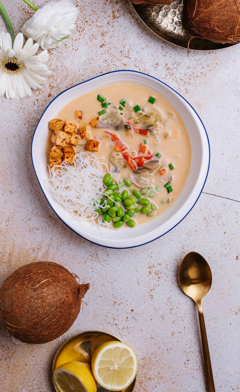 Azjatycka zupa na mleku kokosowym z tofu, fasolką edamame i papryką, makaron sojowy
