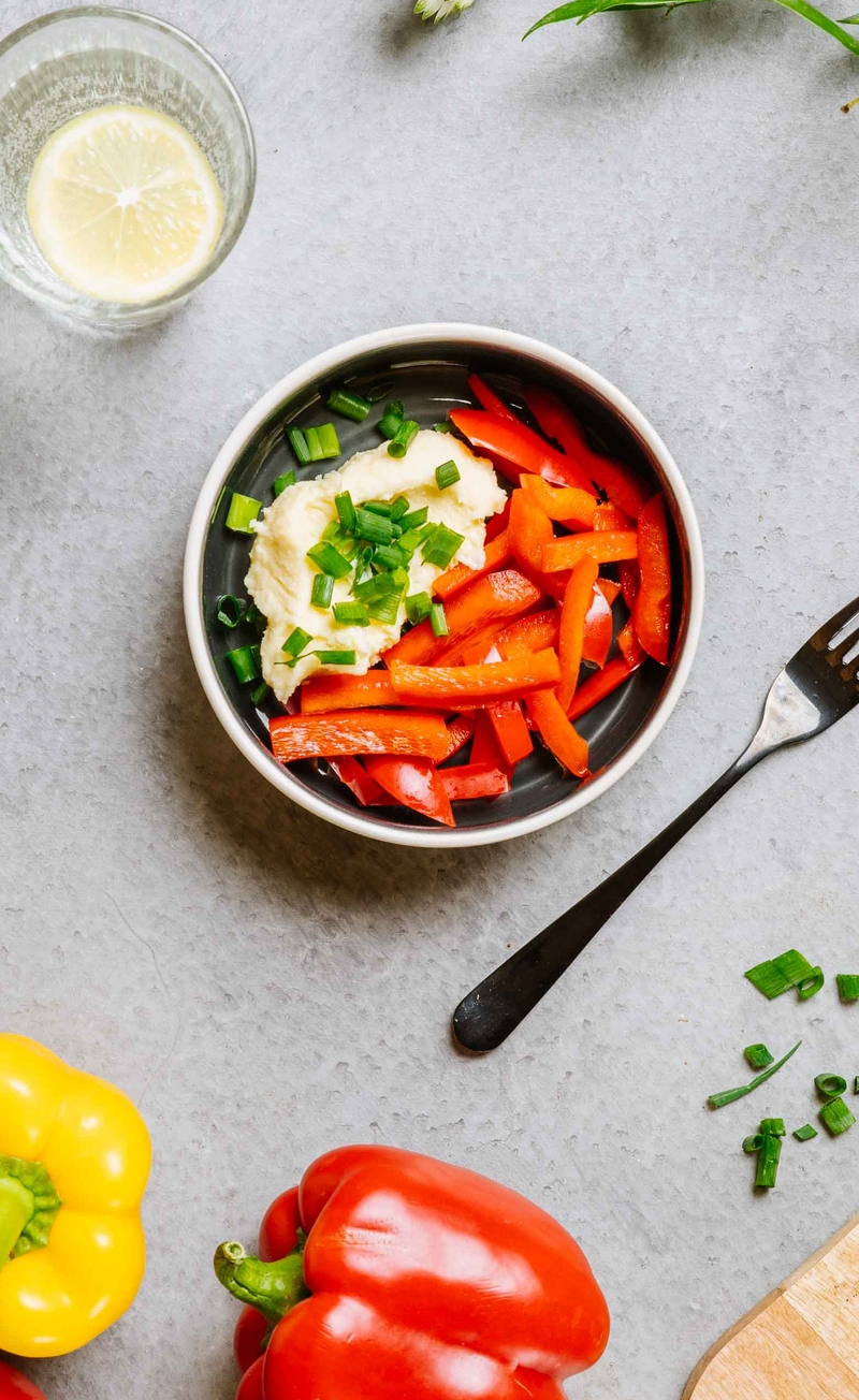 Keto dip z cheddarem i szczypiorkiem, słupki papryki
