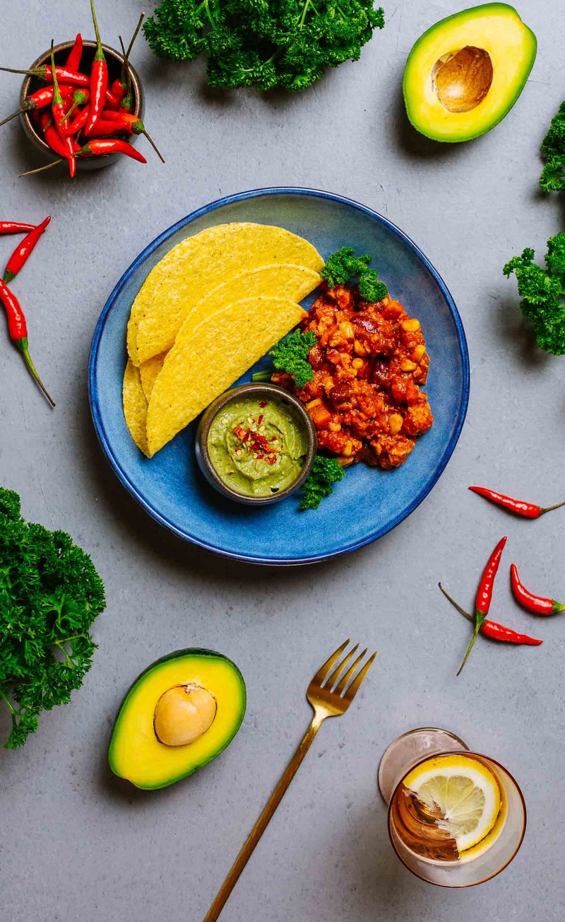 Taco z meksykańskim chilli i czerwoną fasolą, guacamole