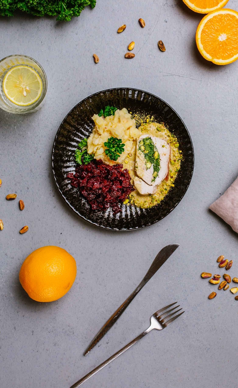 Roladka z indyka z prosciutto cotto, bursztynem i pistacjami, puree ziemniaczano-pasternakowe, buraczki aromatyzowane pomarańczą