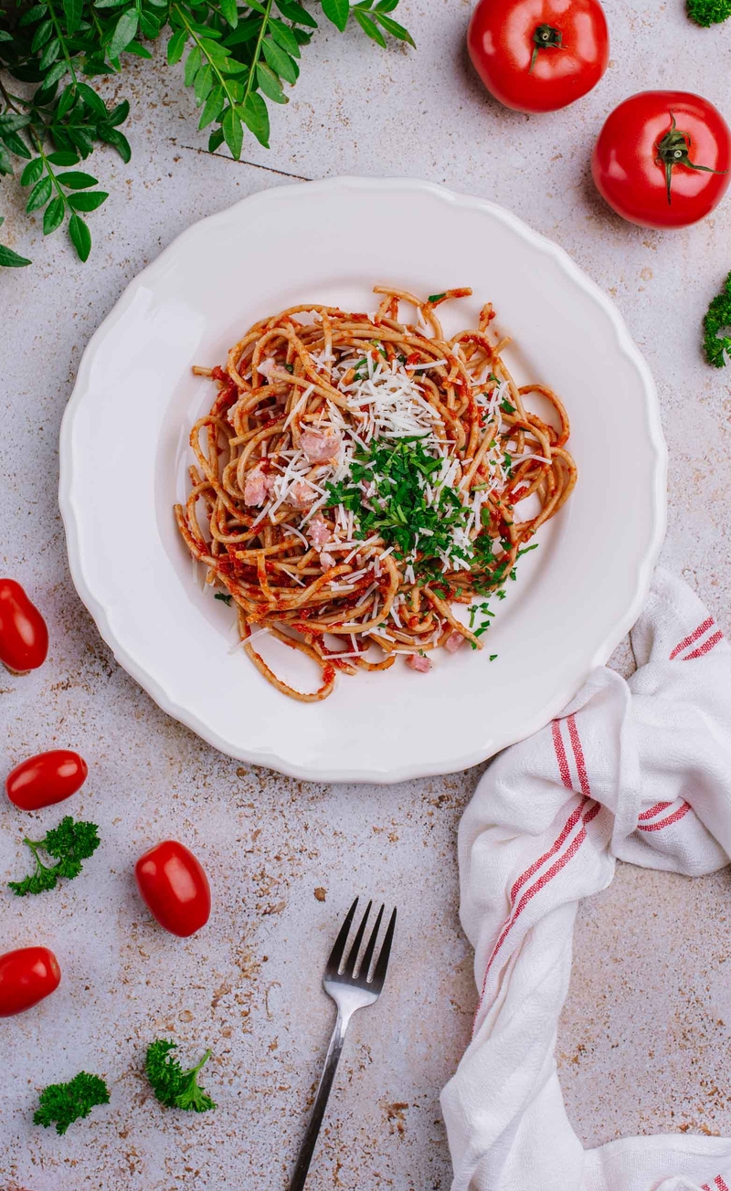 Pełnoziarniste spaghetti a'la amatriciana - sos pomidorowy z boczkiem, serem Pecorino Romano i natką pietruszki
