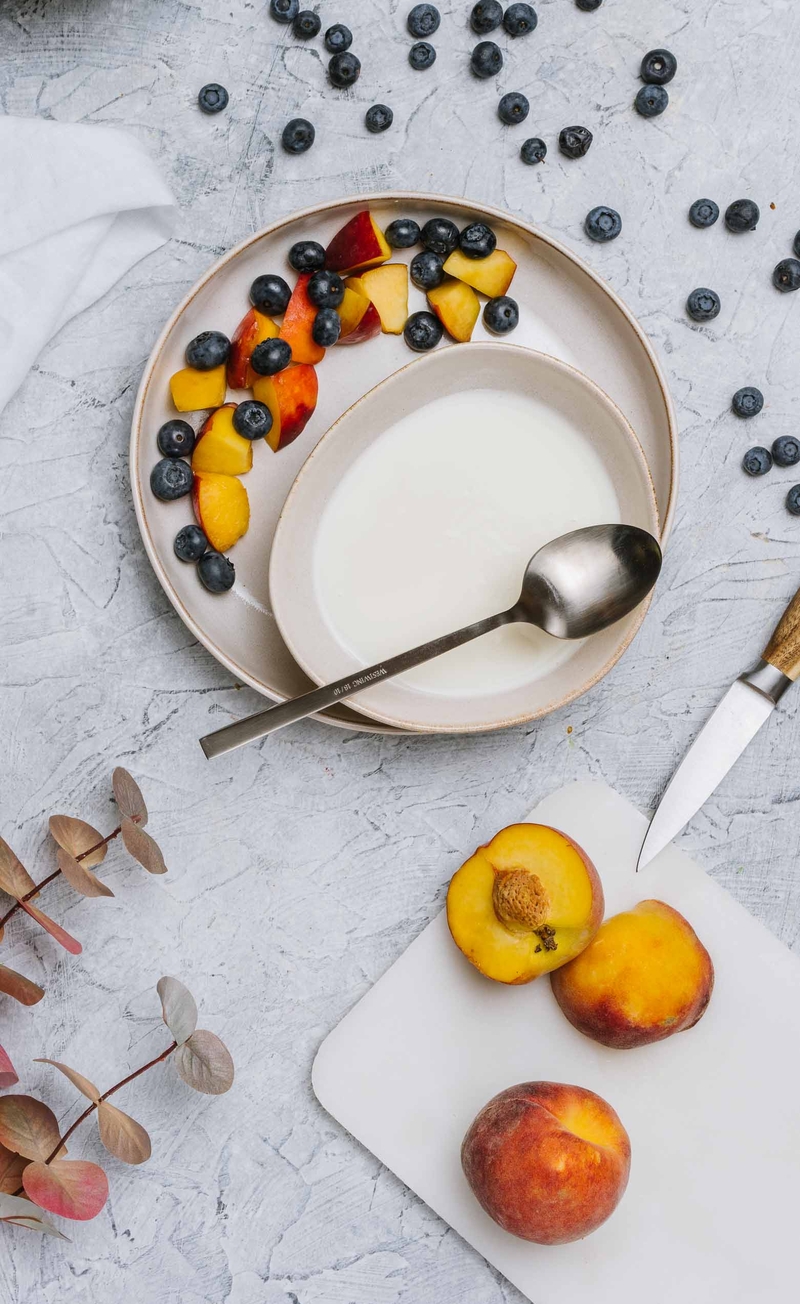 Jogurt naturalny z miodem i letnimi owocami