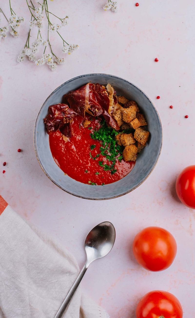 Salmorejo - hiszpańska zupa pomidorowa z grzankami razowymi i szynką Serrano