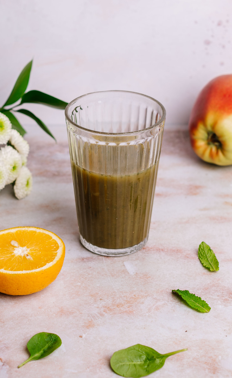 Smoothie: pomarańcza, jabłko, szpinak, mięta