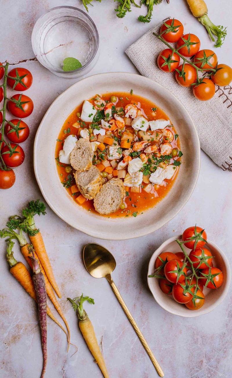 Zupa rybna z dorszem i szyjkami rakowymi, bagietka z ziarnami
