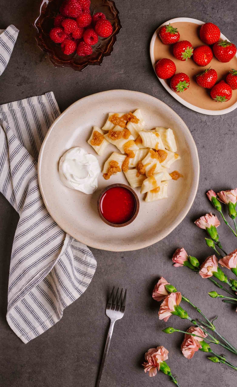 Kluski leniwe ze słodką bułką tartą, jogurt grecki, chutney truskawkowo-malinowy