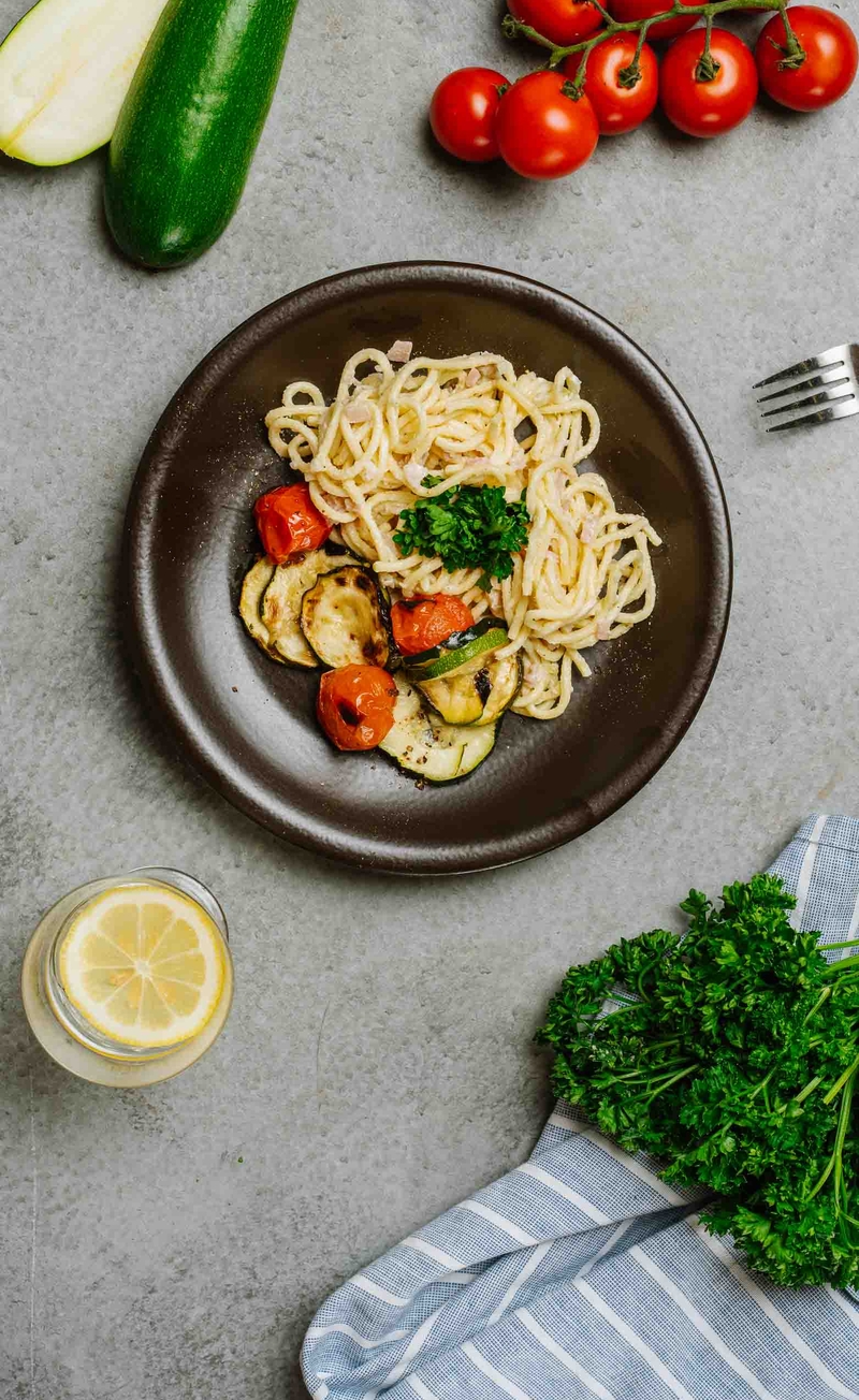 Fettuccine alla papalina - świeży makaron z pecorino romano i prosciutto cotto, sałatka z pieczonymi warzywami