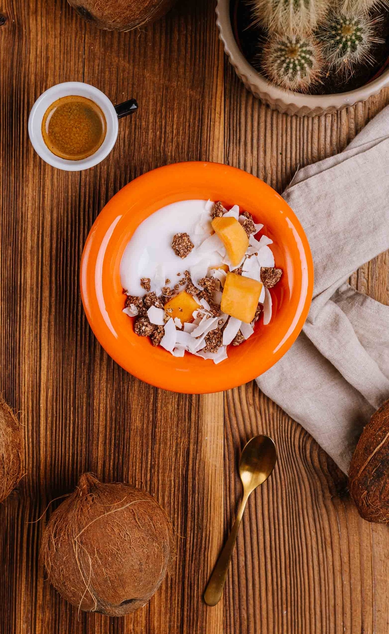 Czekoladowa granola z chipsami kokosowymi, jogurt kokosowy, melon