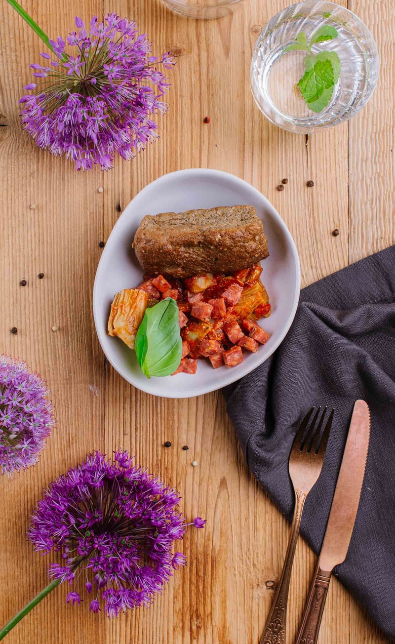 Keto kiełbaski Salsiccia we włoskim gulaszu z karczochami i pomidorami, keto chlebek