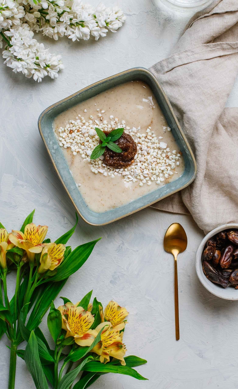 BEAUTY_Wegański jaglany pudding bez cukru z daktylowym karmelem, preparowane ziarna