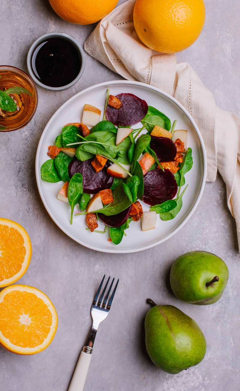 Sałatka z liśćmi szpinaku, burakiem, gruszką i chorizo, pomarańczowy dressing z octem balsamicznym