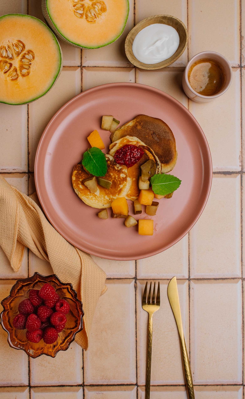 Placuszki śmietankowe z konfiturą malinową, jogurt grecki, melon z gruszką