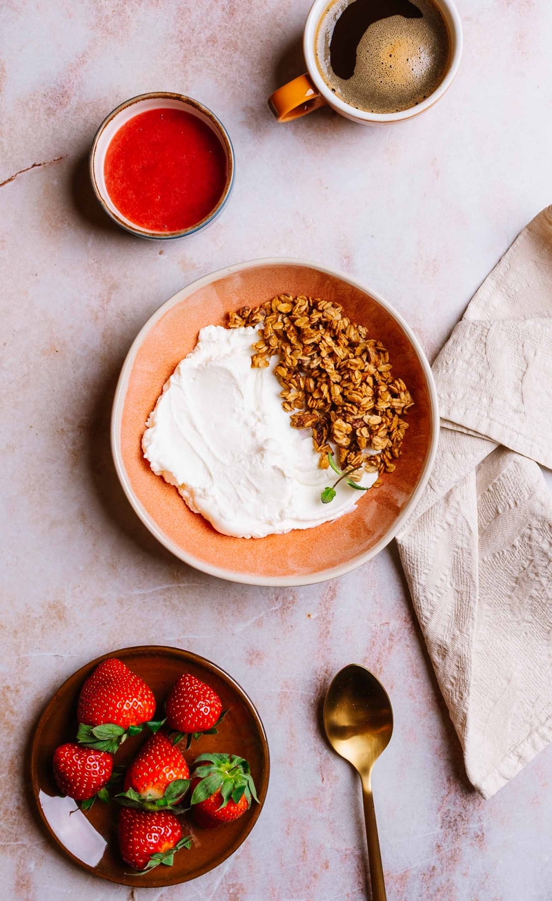 Granola z orzechami pekan i syropem klonowym, jogurt grecki, mus truskawkowy