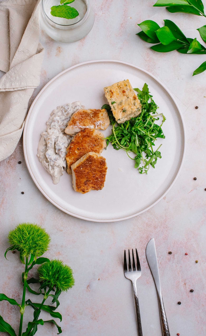 Keto bitki wieprzowe w sosie pieczarkowym, gratin z selera