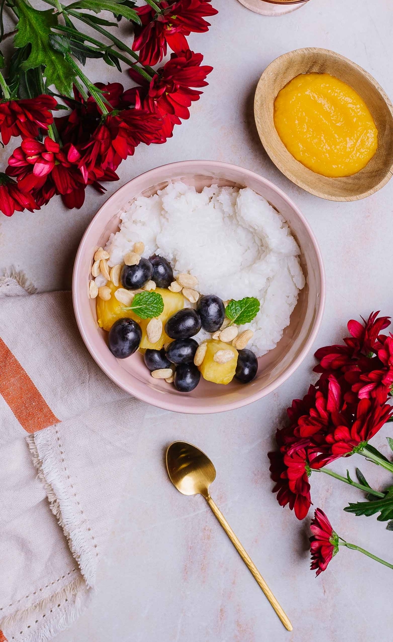 Congee na słodko czyli azjatycki kleik ryżowy, sos brzoskwiniowy, ananas, winogrona