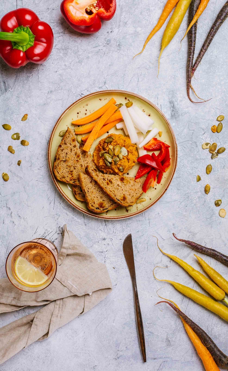 Pasta dyniowo-pomidorowa, chleb włoski z oliwkami, słupki warzyw