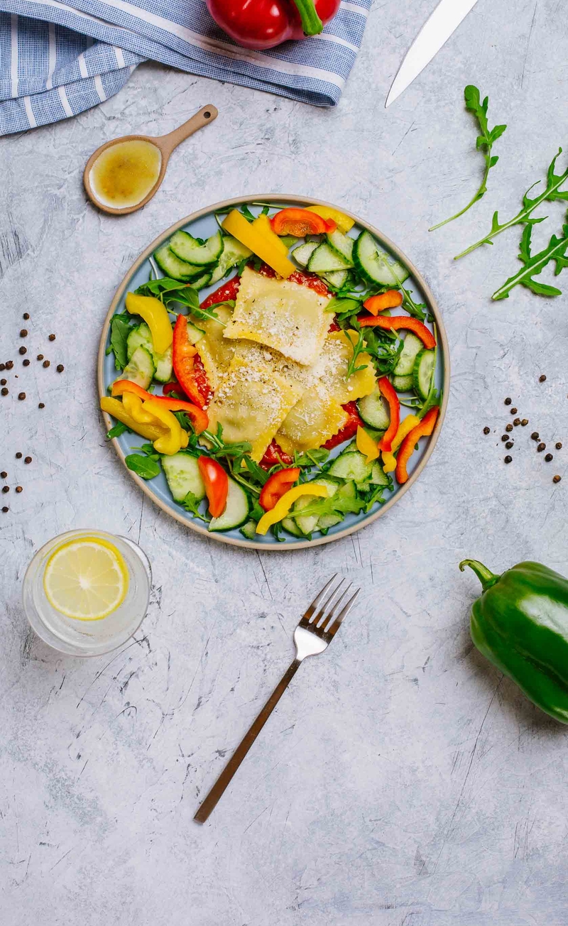 Raviolletti z wołowiną duszoną w czerwonym winie w sosie pomidorowym z parmezanem, rukola ze świeżymi warzywami, sos winegret