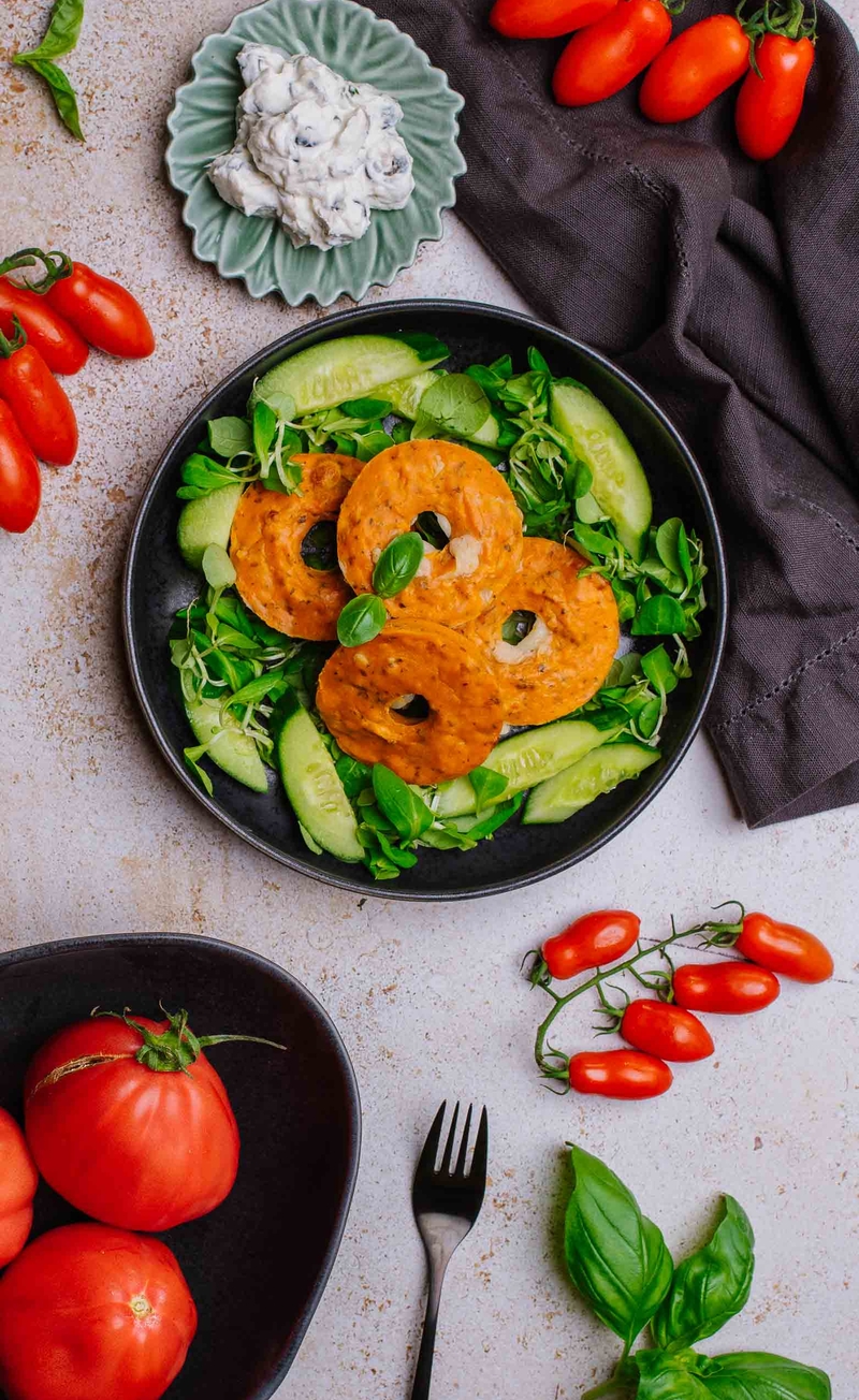 Śniadaniowe donuty pomidorowe z bazylią, włoska pasta na bazie ricotty, świeże warzywa