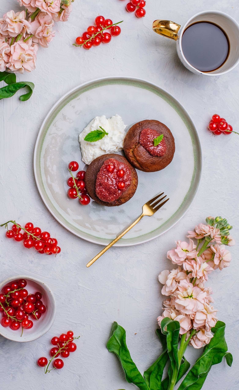 Porzeczkowe keto muffiny, konfitura truskawkowa, kremowe mascarpone