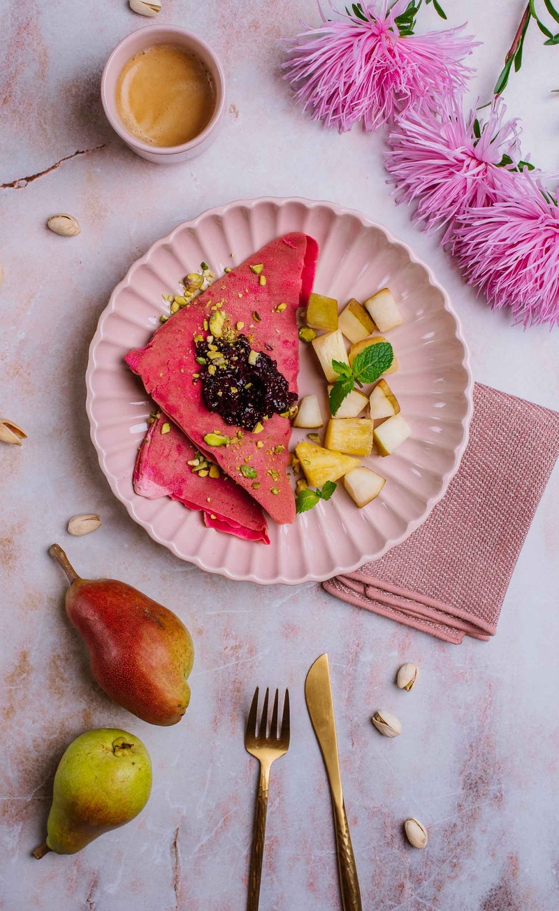 Różowe naleśniki z kremem malinowym i pistacjami, chutney porzeczkowy z chia, gruszka, ananas