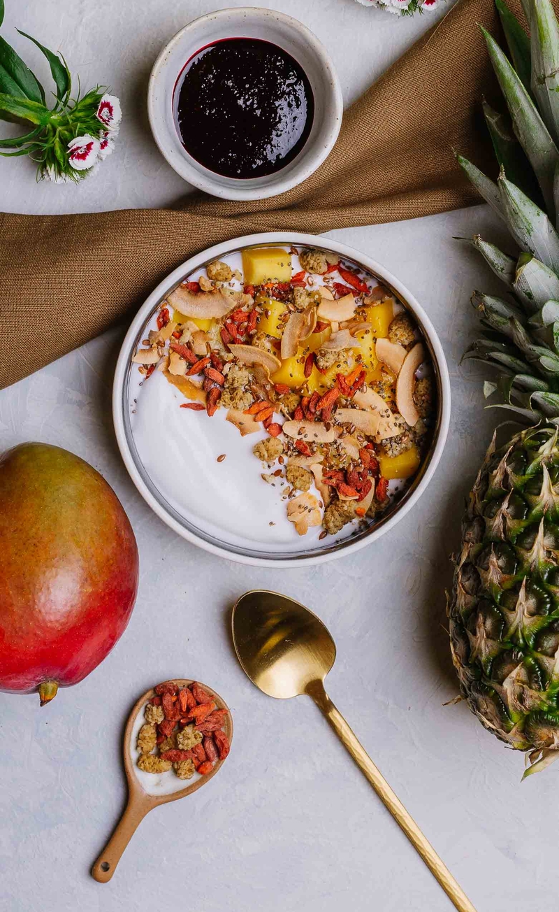 Coco bowl czyli jogurt kokosowy z sosem jagodowym i superfoods, mango, ananas