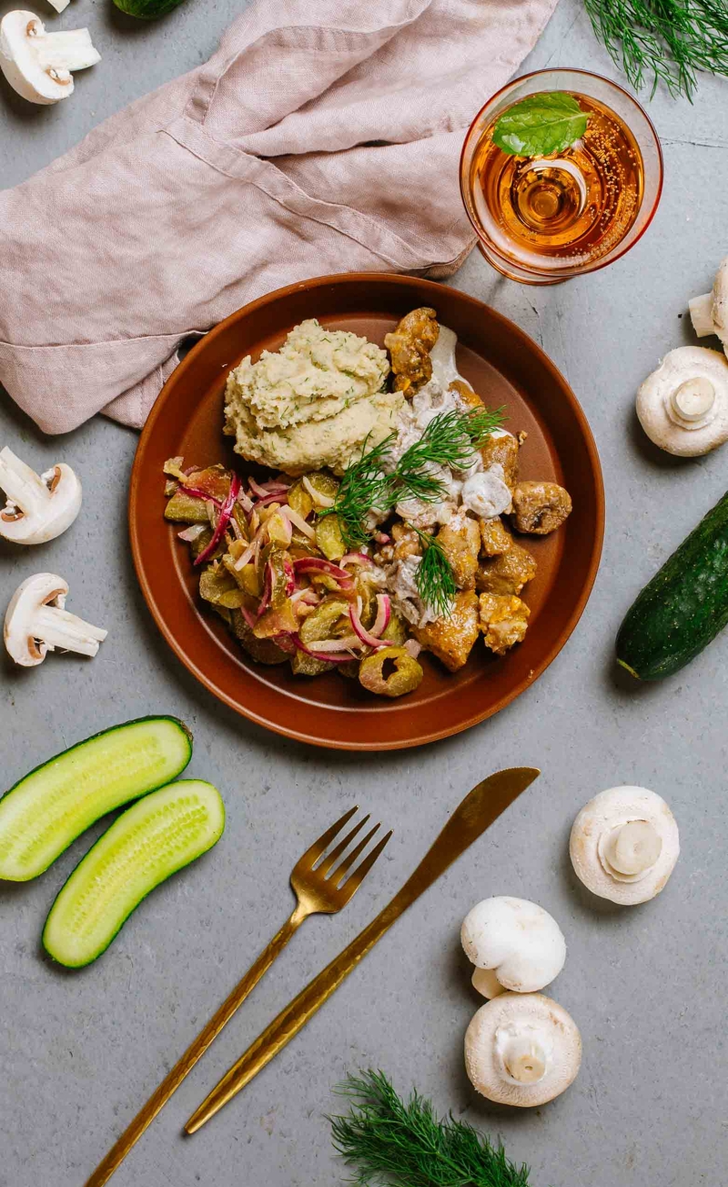 Karkówka w keto sosie pieczarkowym, koperkowe puree pietruszkowe, surówka z ogórków kiszonych