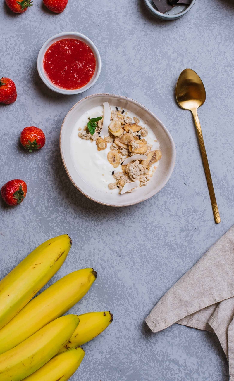 Granola czekoladowo-bananowa z kokosem, jogurt naturalny, mus truskawkowy
